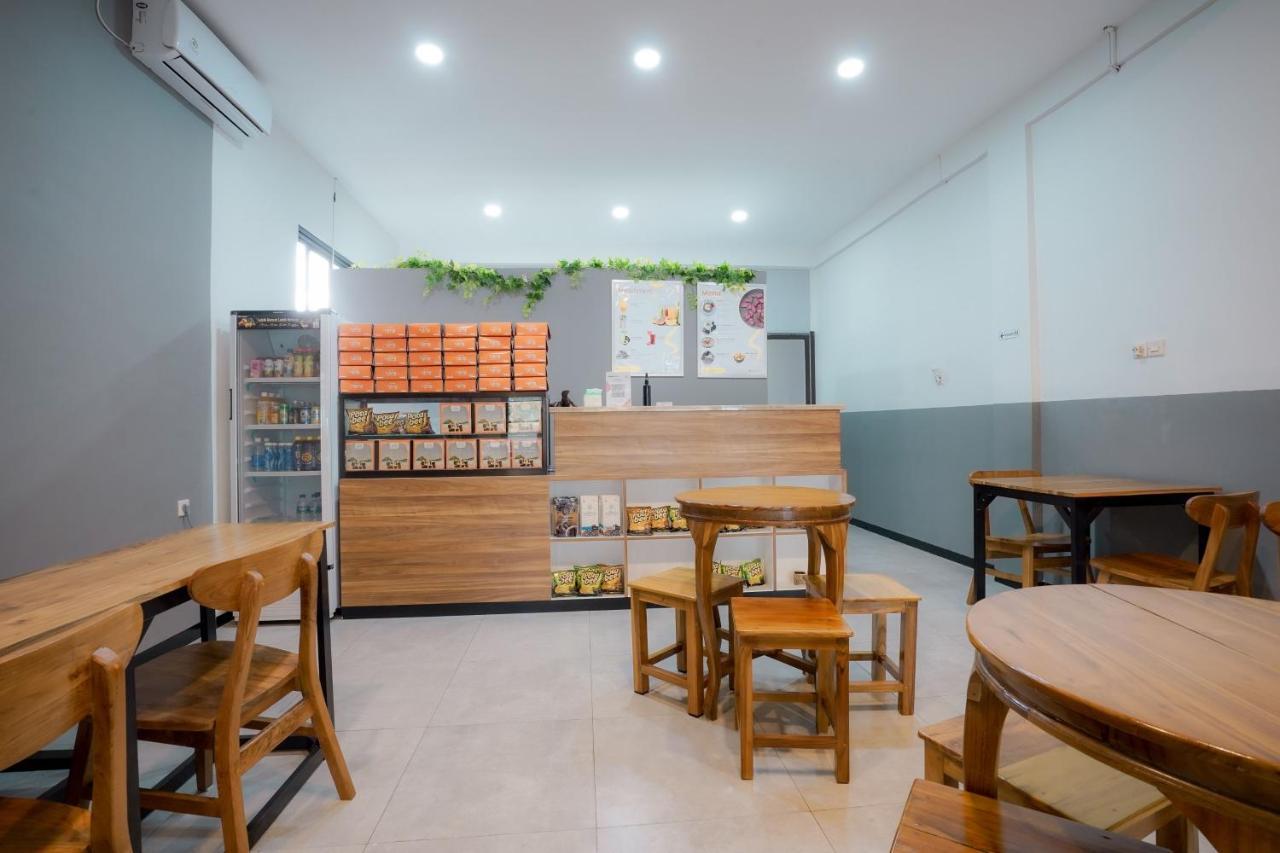 El Ora Inn&Eatery Labuan Bajo RedPartner Exterior foto